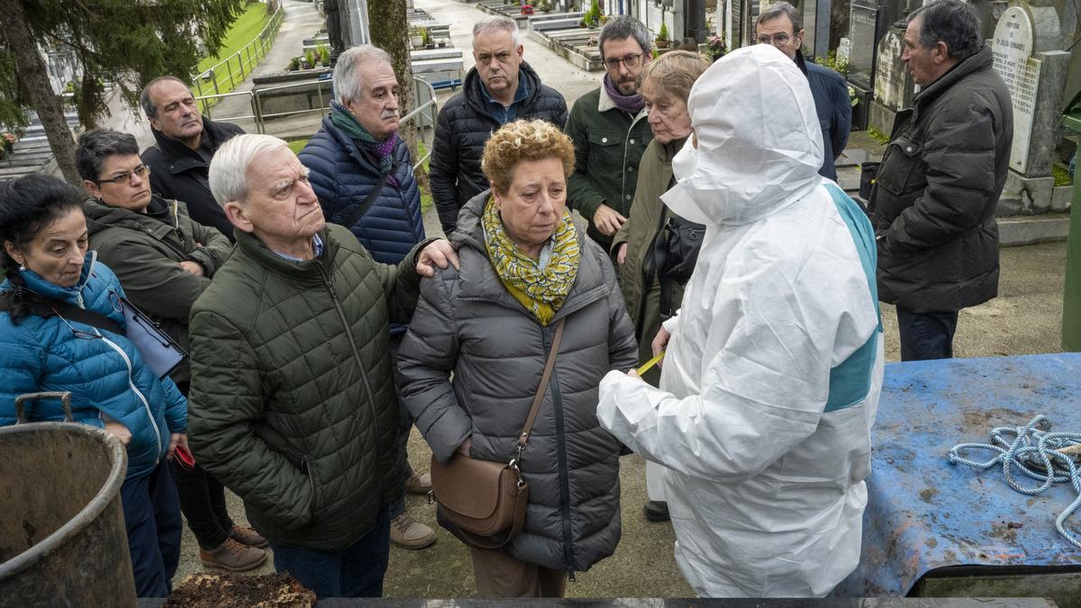 Familiares de Montxo Martínez reciben las explicaciones del forense Francisco Etxebarria tras la exhumación del cadáver