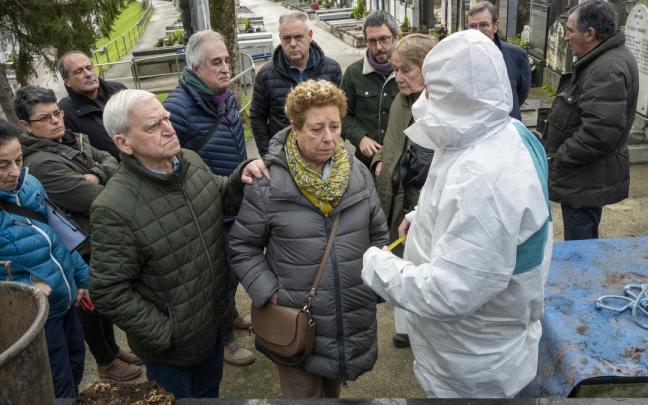 Familiares de Montxo Martínez reciben las explicaciones del forense Francisco Etxebarria tras la exhumación del cadáver