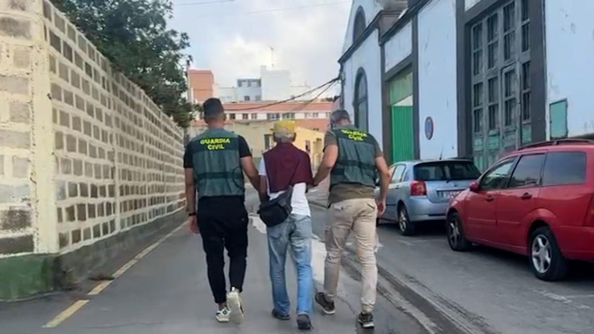 El momento de la detención del agresor, de 70 años.