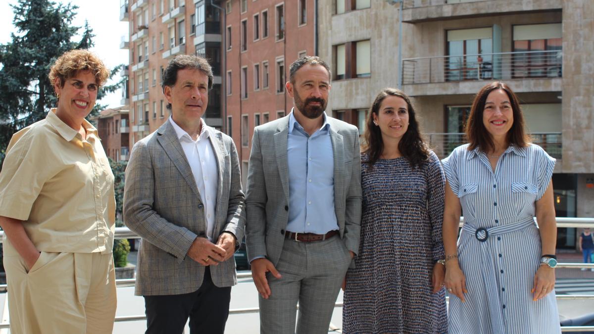 Representantes del departamento de Vivienda de Gobierno Vasco y del Ayuntamiento de Basauri que han participado en el acto