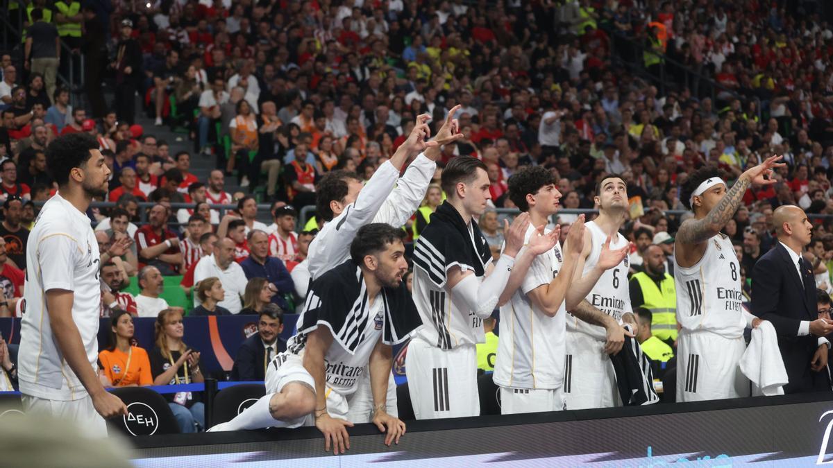 Los jugadores del Real Madrid celebran una canasta de su equipo