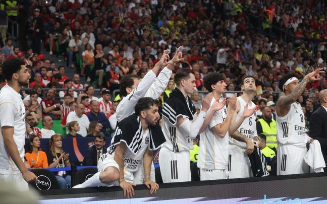 Los jugadores del Real Madrid celebran una canasta de su equipo
