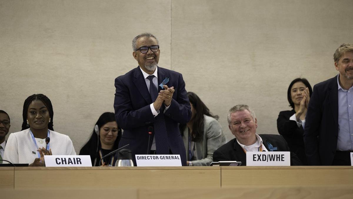 El director general de la OMS, Tedros Adhanom Ghebreyesus, celebra la aprobación del Acuerdo sobre Pandemias en la 78ª Asamblea Mundial de la Salud.