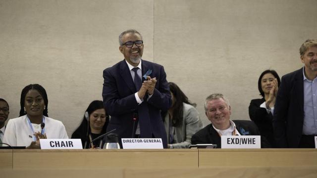 El director general de la OMS, Tedros Adhanom Ghebreyesus, celebra la aprobación del Acuerdo sobre Pandemias en la 78ª Asamblea Mundial de la Salud. / OMS El director general de la OMS, Tedros Adhanom Ghebreyesus, celebra la aprobación del Acuerdo sobre Pandemias en la 78ª Asamblea Mundial de la Salud.