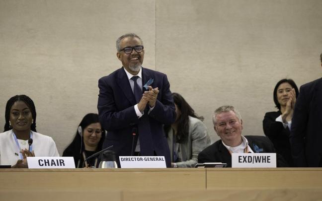 El director general de la OMS, Tedros Adhanom Ghebreyesus, celebra la aprobación del Acuerdo sobre Pandemias en la 78ª Asamblea Mundial de la Salud. / OMS El director general de la OMS, Tedros Adhanom Ghebreyesus, celebra la aprobación del Acuerdo sobre Pandemias en la 78ª Asamblea Mundial de la Salud.