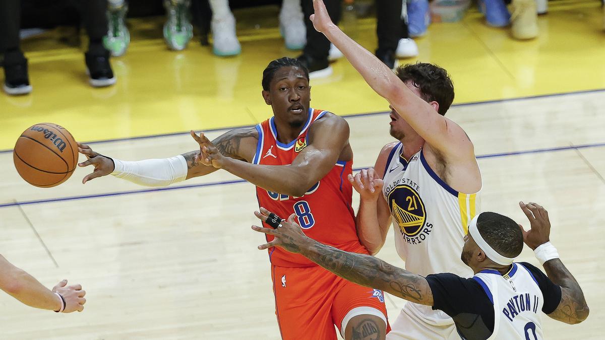 Jalen Williams da un pase ante los Warriors.