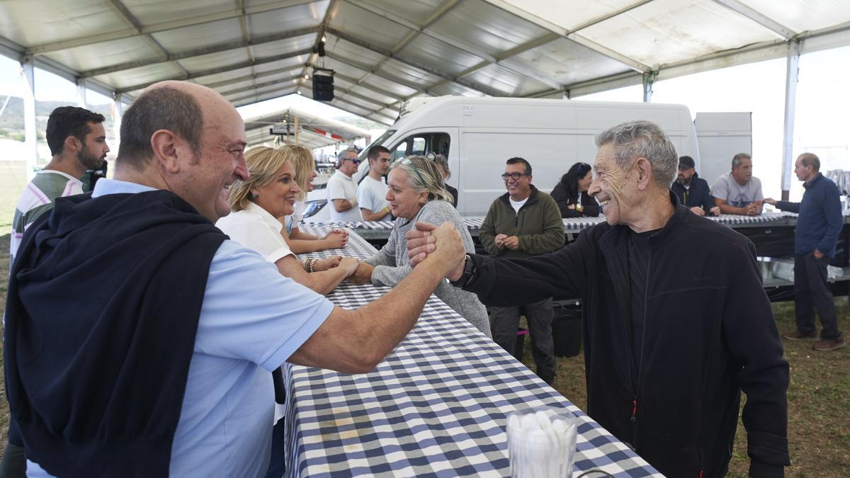 El presidente del EBB, Andoni Ortuzar, y la presidenta del BBB, Itxaso Atutxa, saludan ayer a los encargados de las barras del evento de hoy en Foronda.