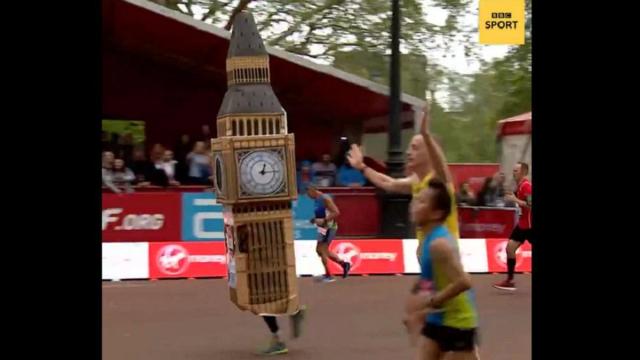 El hombre disfrazado de Big Ben, en plena carrera. / X (@BBCSport) El hombre disfrazado de Big Ben, en plena carrera.
