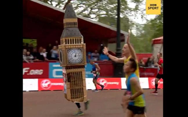El hombre disfrazado de Big Ben, en plena carrera. / X (@BBCSport) El hombre disfrazado de Big Ben, en plena carrera.