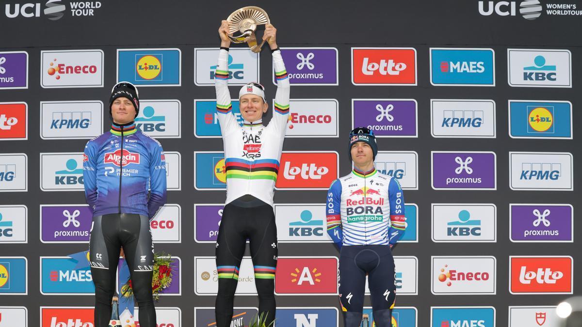Pogacar, vencedor, con Van der Poel, segundo, y Evenepoel, tercero, en el podio del Tour de Flandes.