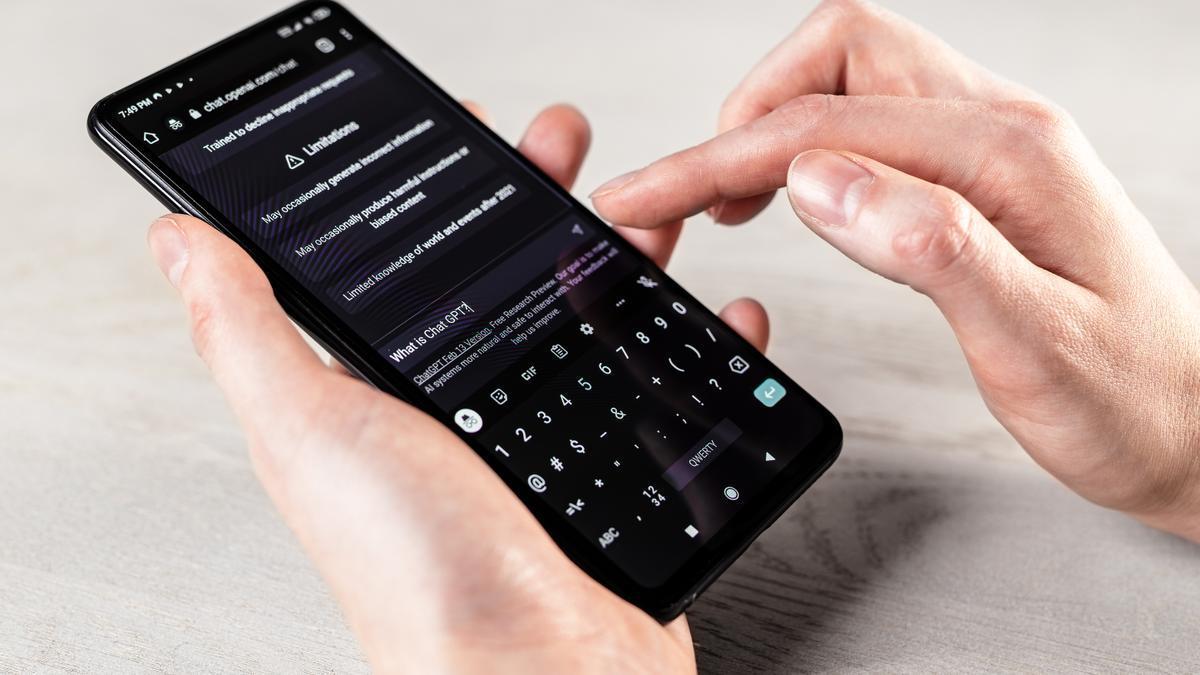 Una persona consulta algo en ChatGPT.