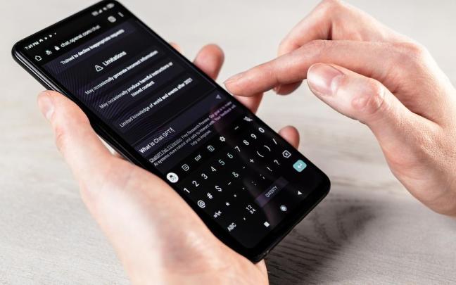 Una persona consulta algo en ChatGPT.