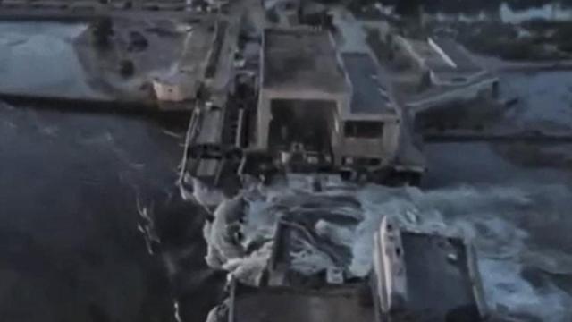 Una explosión destruye una presa a 60 kilómetros de Jerson. Una explosión destruye una presa a 60 kilómetros de Jerson.
