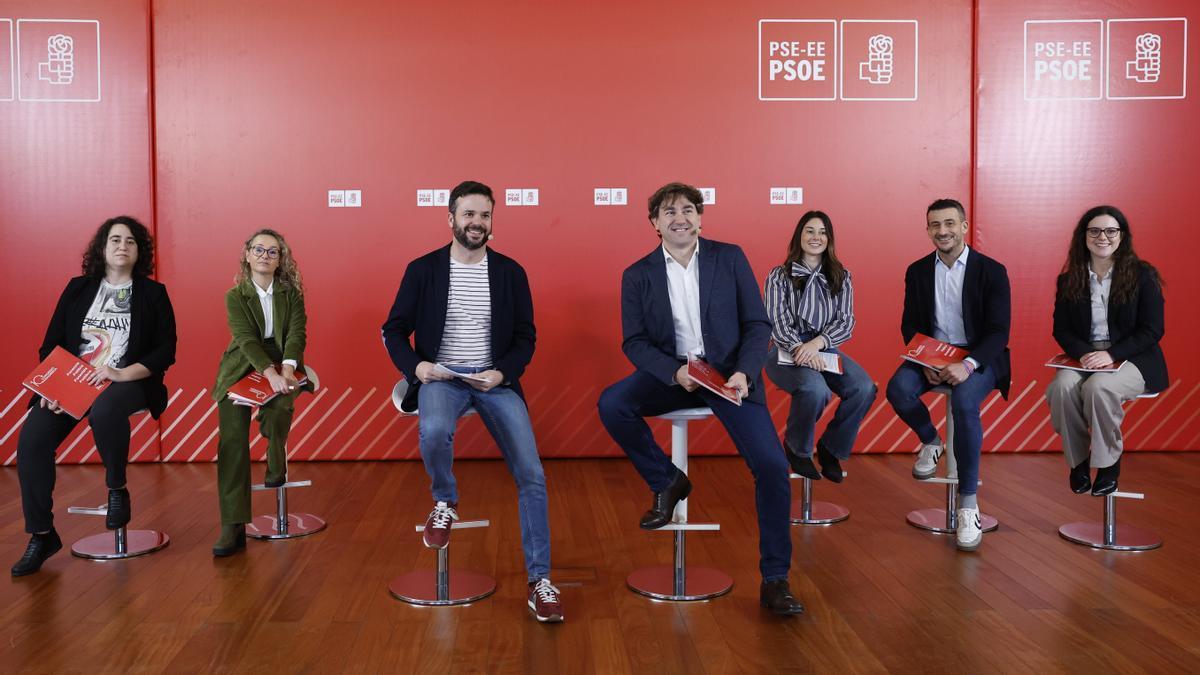 Eneko Andueza y el secretario de Estudios y Programas del PSE, Pau Blasi, junto a Estíbaliz Canto, Patricia Campelo, Aroa Jilete, Ekain Rico e Itxaso Asensio, ayer en Bilbao.