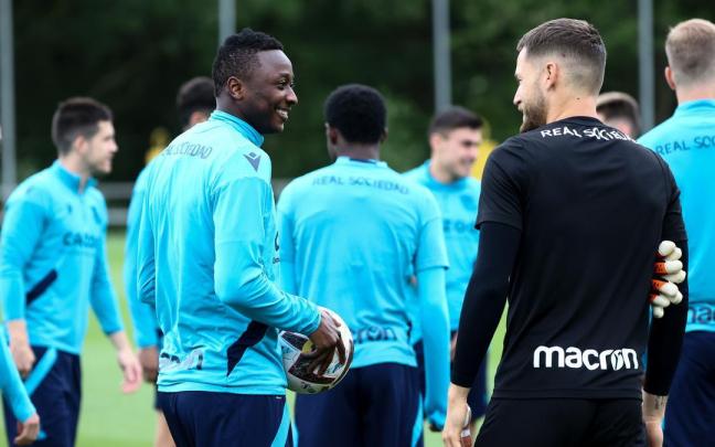 Sadiq conversa con Remiro, durante el entrenamiento de este martes en Zubieta. / REAL SOCIEDAD