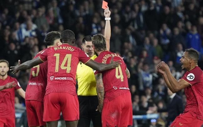 Ortiz Arias expulsa a Sergio Ramos en el partido entre la Real y el Sevilla. / RUBEN PLAZA