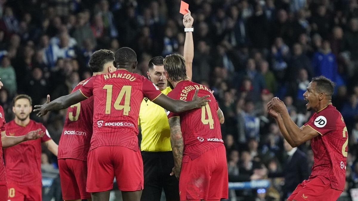 Ortiz Arias expulsas a Sergio Ramos en el partido entre la Real y el Sevilla. / RUBEN PLAZA