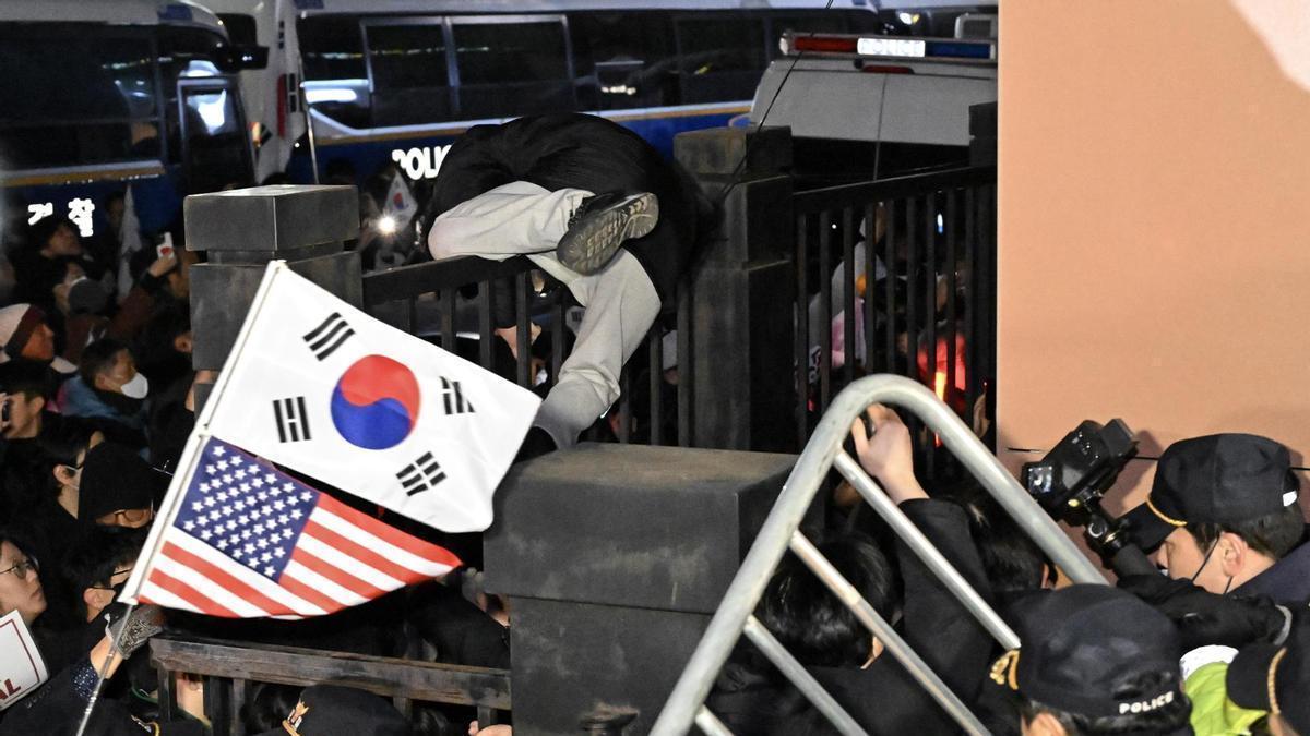 Simpatizantes del presidente surcoreano, Yoon Suk Yeol, durante las protestas del pasado domingo en el Tribunal del Distrito Occidental de Seúl.