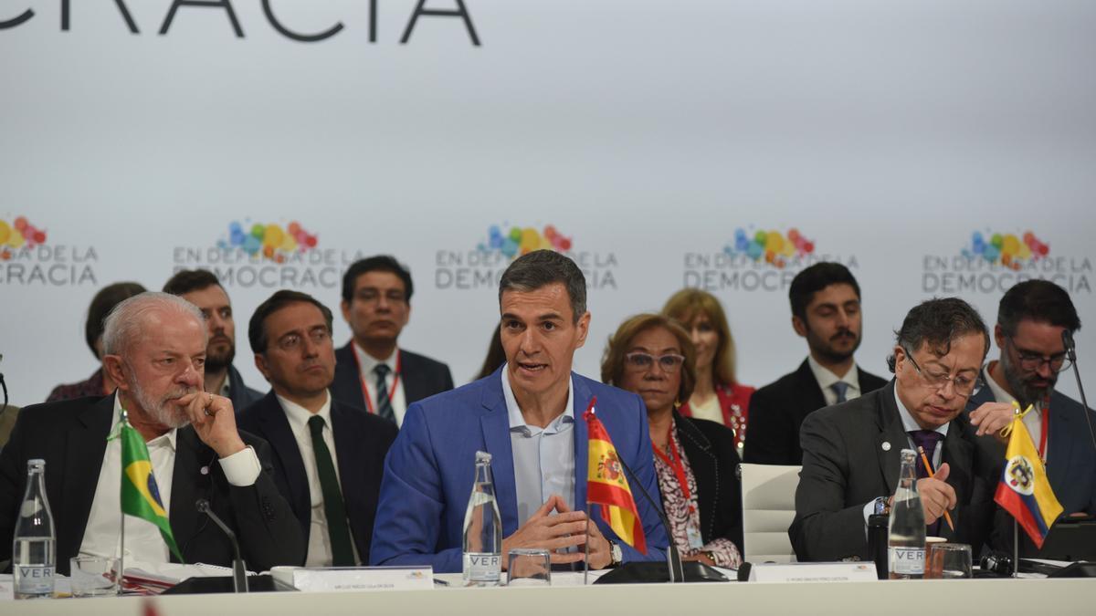 Pedro Sánchez, entre Luiz Inácio Lula da Silva y Gustavo Pedro, en la cumbre de Barcelona.