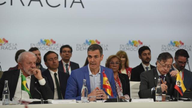 Pedro Sánchez, entre Luiz Inácio Lula da Silva y Gustavo Pedro, en la cumbre de Barcelona.