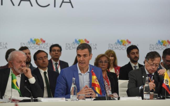 Pedro Sánchez, entre Luiz Inácio Lula da Silva y Gustavo Pedro, en la cumbre de Barcelona.