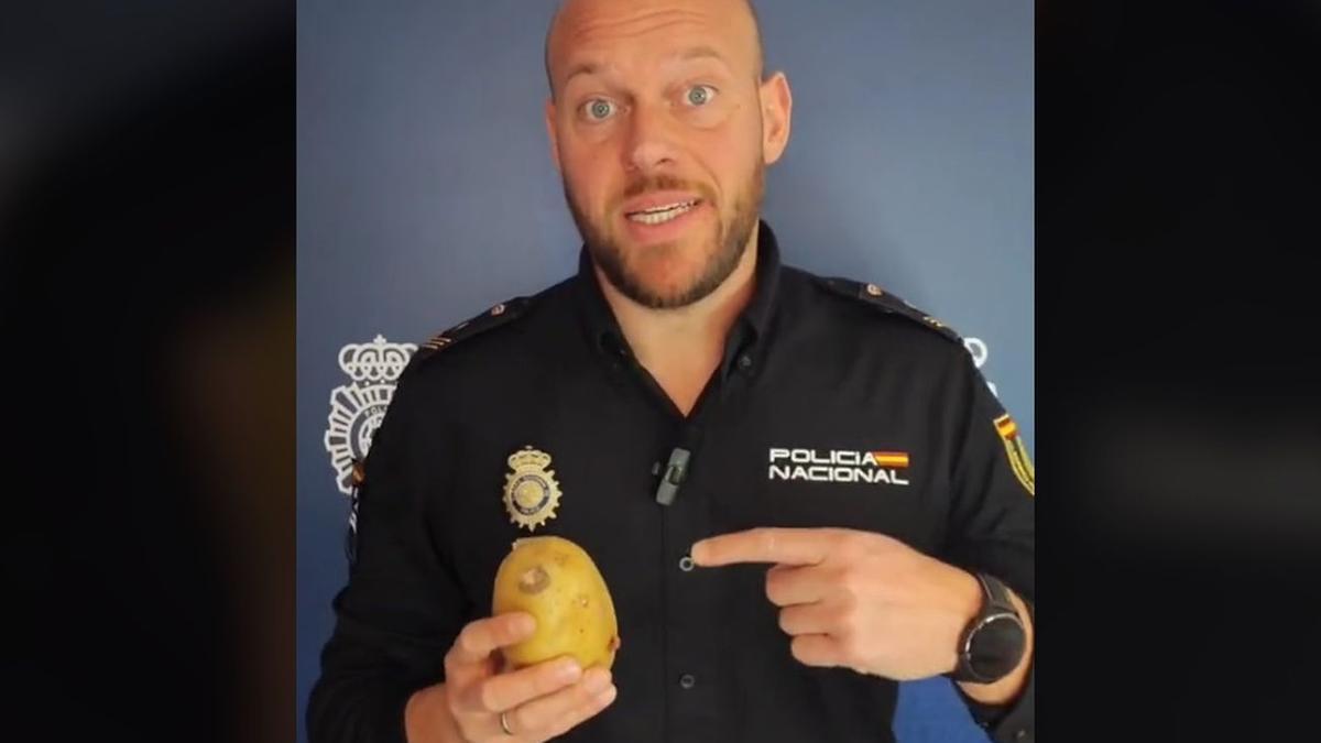 Un policía sostiene una patata.