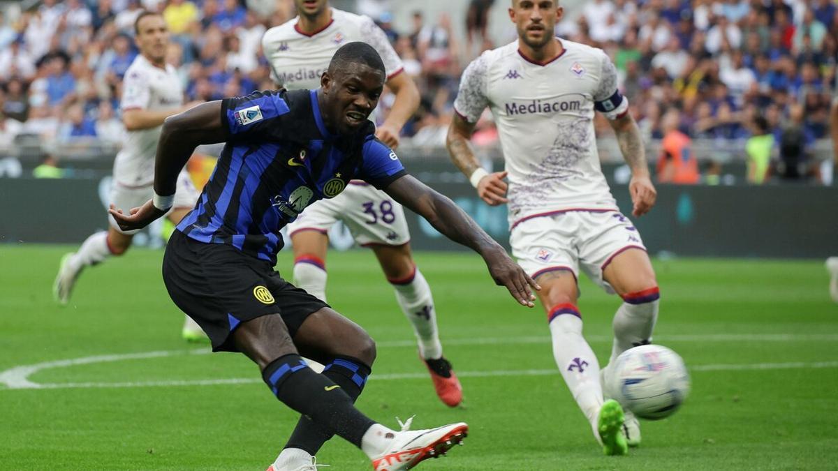 Marcus Thuram (Inter) ensaya el disparo este domingo contra la Fiorentina. / EFE Marcus Thuram (Inter) ensaya el disparo este domingo contra la Fiorentina. / EFE