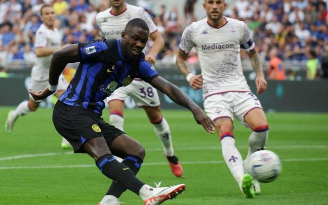 Marcus Thuram (Inter) ensaya el disparo este domingo contra la Fiorentina. / EFE