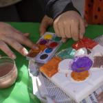 Unos ni&ntilde;os se divierten jugando con unas pinturas al agua.