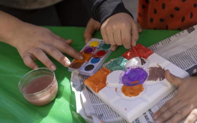 Unos niños se divierten jugando con unas pinturas al agua. Unos niños se divierten jugando con unas pinturas al agua.