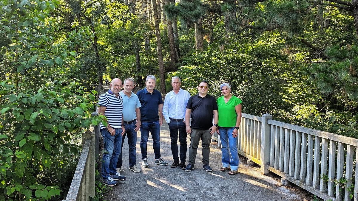 El diputado de Infraestructuras Viarias y Estrategia Territorial de Gipuzkoa, Félix Urkola, el Director general de Gestión y Planificación de Infraestructuras Viarias, Mikel Uribetxeberria, ediles del PNV y el exacalde jeltzale Joserra Zubi