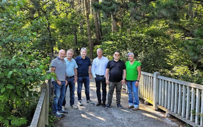 El diputado de Infraestructuras Viarias y Estrategia Territorial de Gipuzkoa, Félix Urkola, el Director general de Gestión y Planificación de Infraestructuras Viarias, Mikel Uribetxeberria, ediles del PNV y el exacalde jeltzale Joserra Zubi