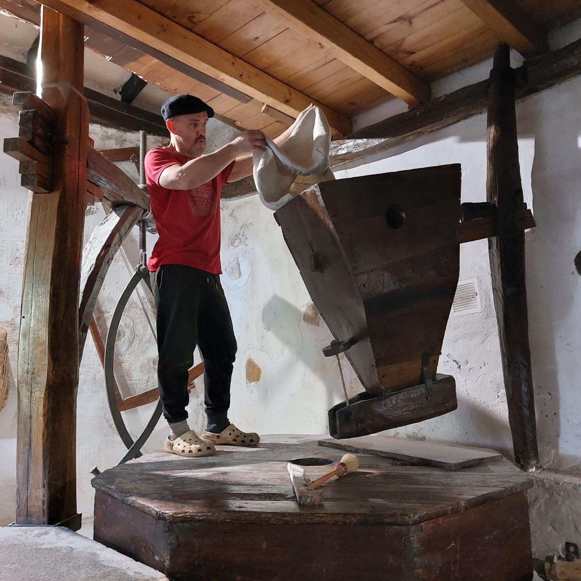 Pedro Elexpe trabajando en el molino de Ibargutxi.