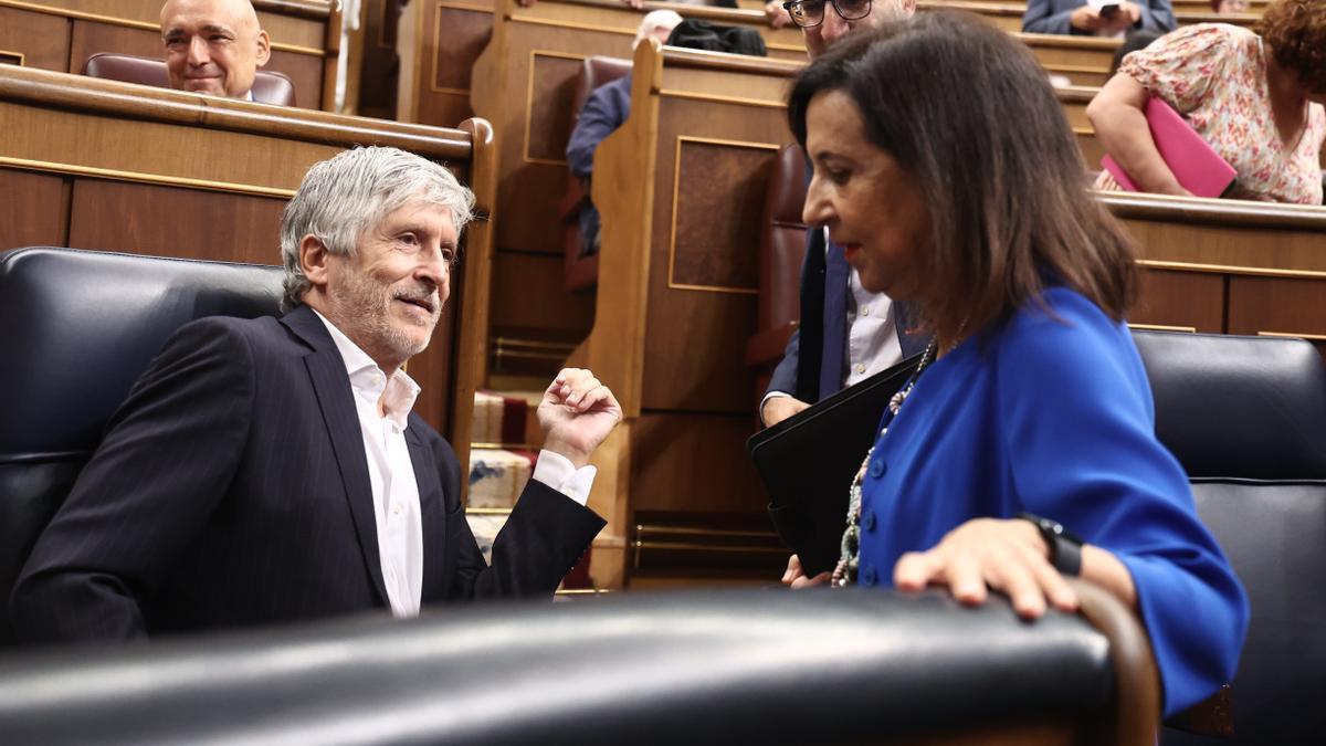 El ministro del Interior, Fernando Grande-Marlaska, y la ministra de Defensa, Margarita Robles, a su llegada a una sesión plenaria en el Congreso de los Diputados.