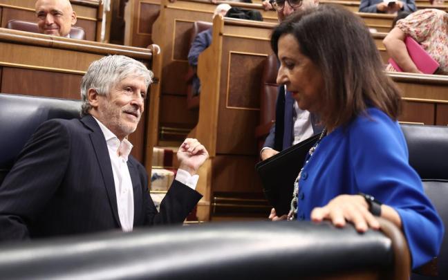 El ministro del Interior, Fernando Grande-Marlaska, y la ministra de Defensa, Margarita Robles, a su llegada a una sesión plenaria en el Congreso de los Diputados.