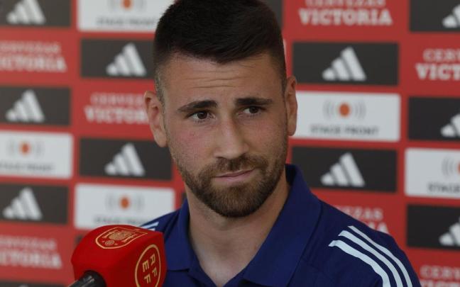 Unai Simón, en su comparecencia en la concentración de la selección española. / EFE