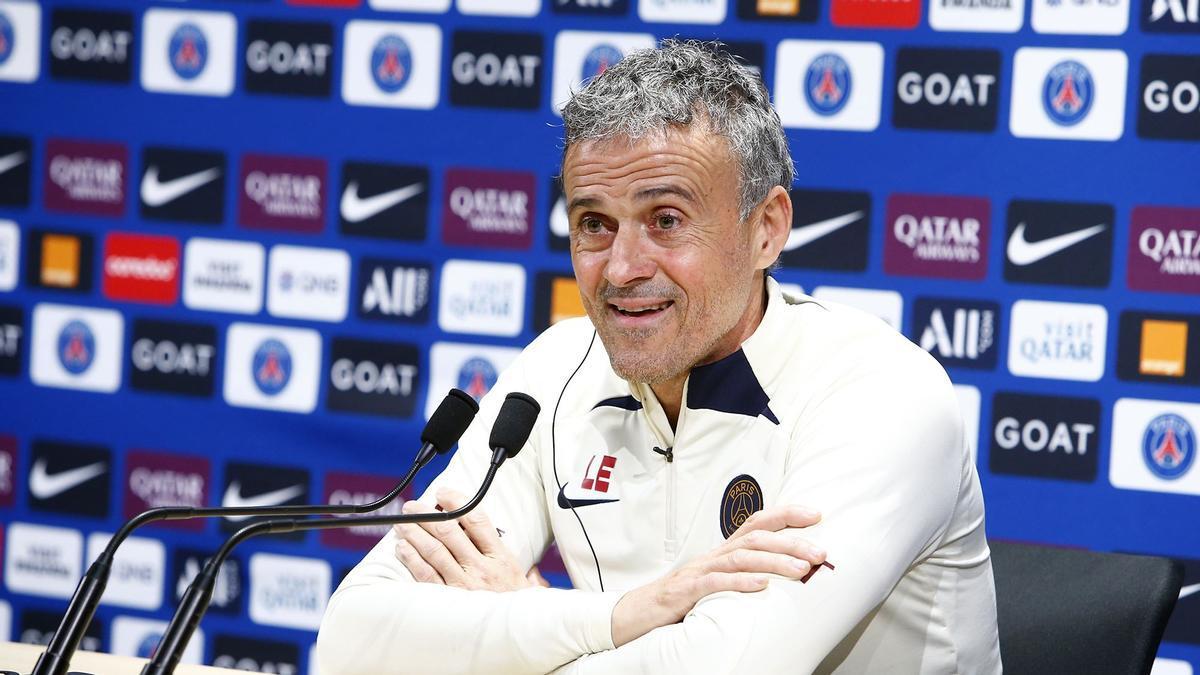 Luis Enrique sonríe en la rueda de prensa de hoy con el PSG. / PSG