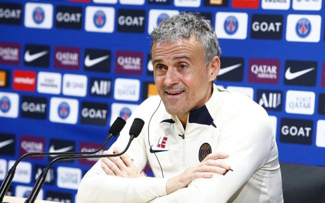 Luis Enrique sonríe en la rueda de prensa de hoy con el PSG. / PSG