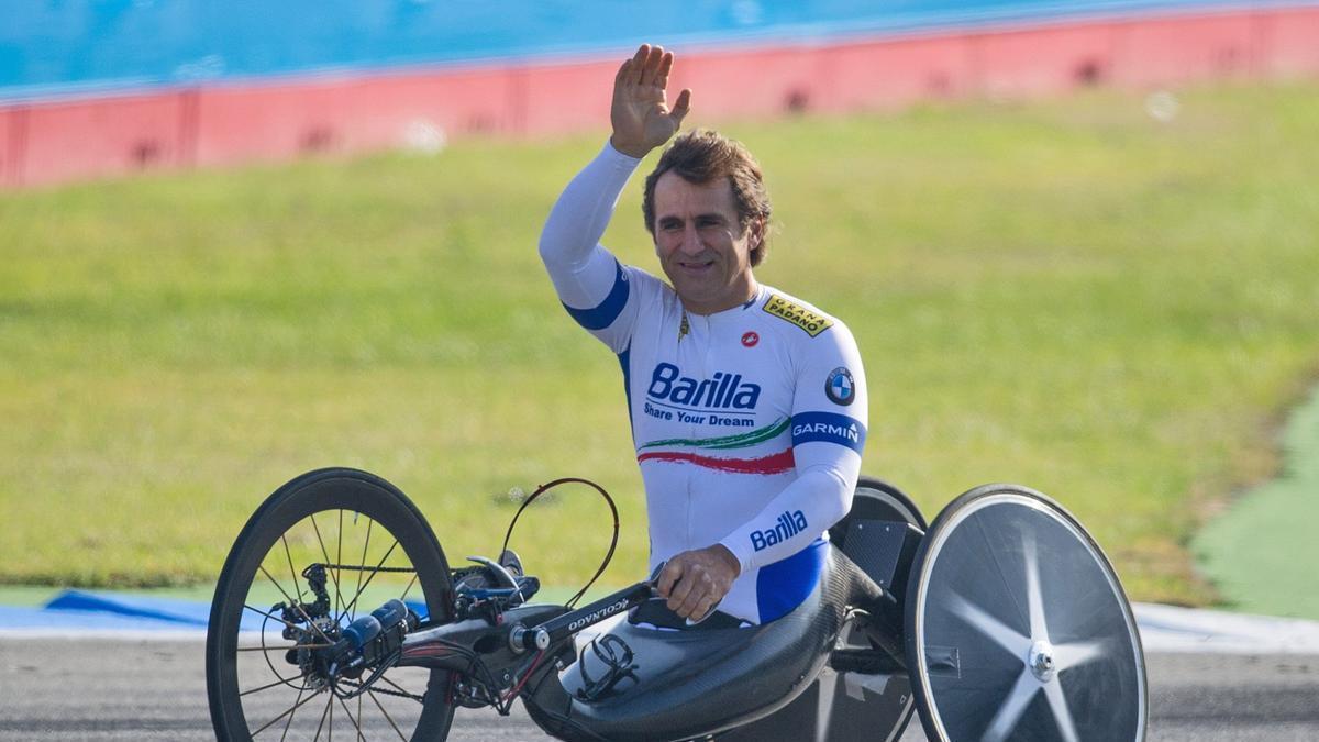 Alex Zanardi saluda al público.