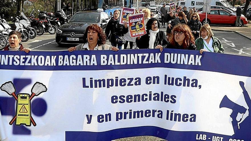 Protesta de las trabajadoras de la limpieza realizada ayer a las puertas del Hospital Donostia.