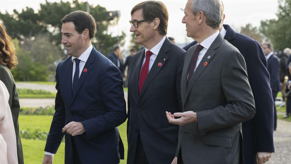 El lehendakari, Imanol Pradales, el president de la Generalitat de Catalunya, Salvador Illa, y el presidente de la Xunta, Alfonso Rueda