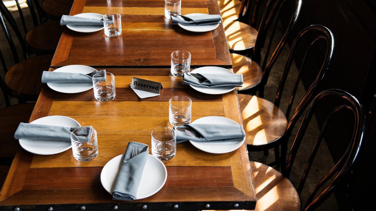 Una mesa preparada en un restaurante.