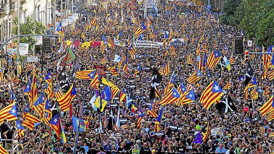 Decenas de miles de independentistas, manifestándose en la última Diada. | FOTO: EFE