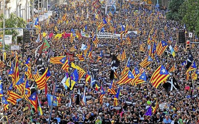 Decenas de miles de independentistas, manifestándose en la última Diada. | FOTO: EFE