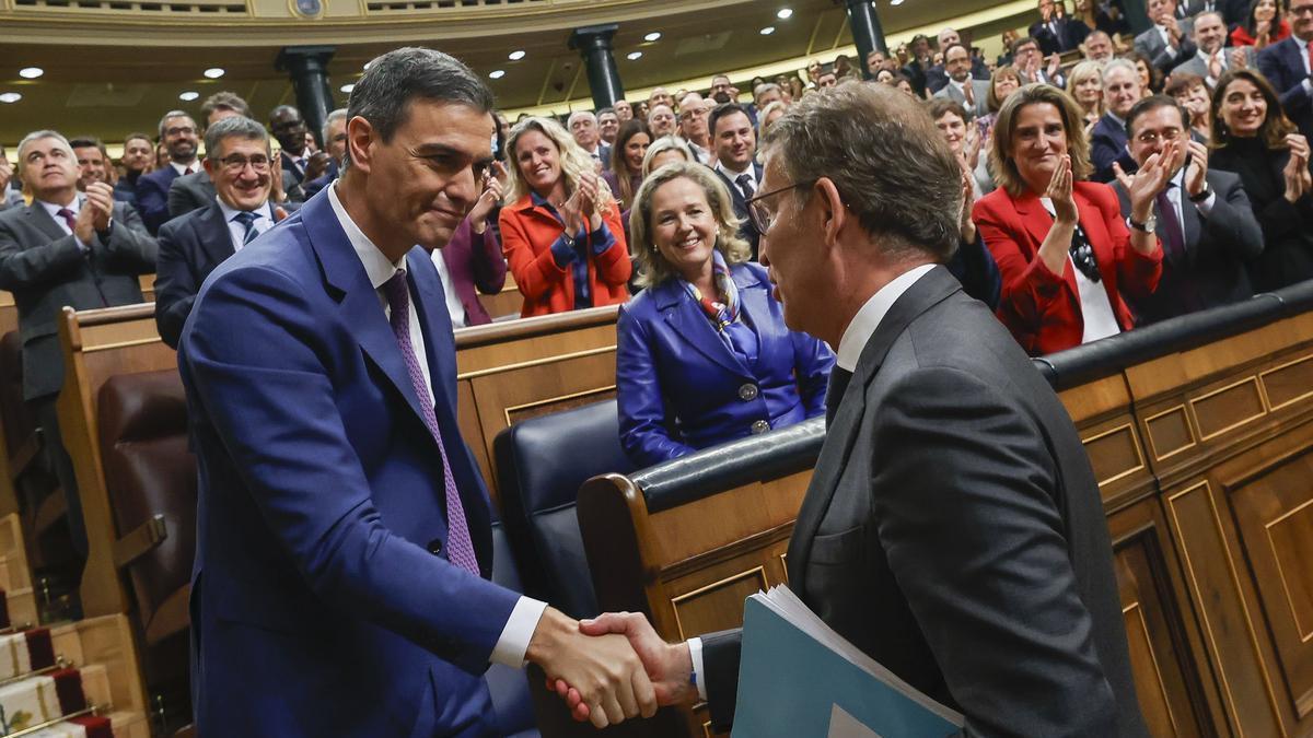 Feijóo felicita al presidente del Gobierno en funciones, Pedro Sánchez, al término de la segunda jornada del debate de investidura.