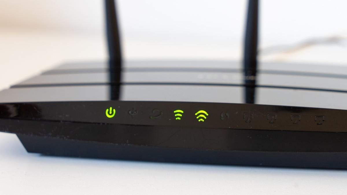 Imagen de un router en una habitación