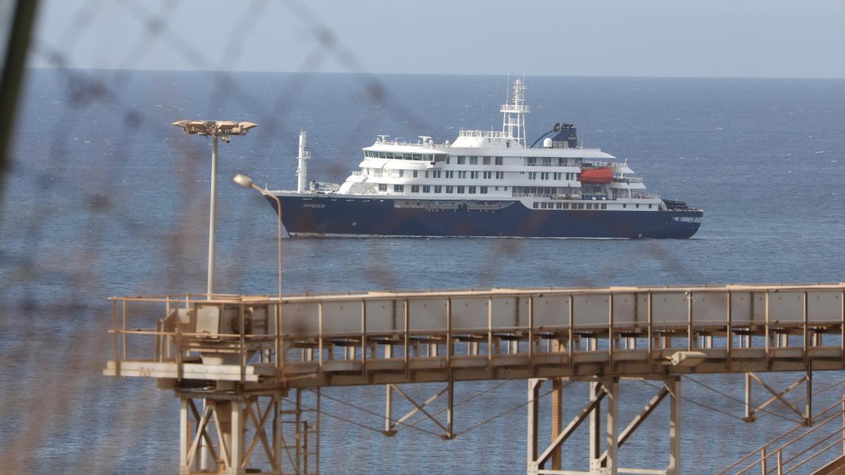 El buque partió originalmente de Ushuaia, Argentina, el pasado 20 de marzo. Recientemente, tras el brote de hantavirus, estuvo fondeado en Cabo Verde.