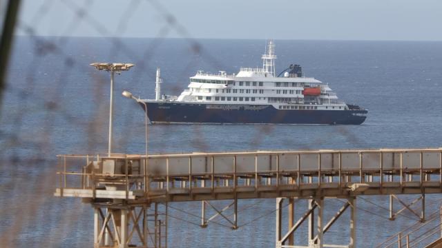El buque partió originalmente de Ushuaia, Argentina, el pasado 20 de marzo. Recientemente, tras el brote de hantavirus, estuvo fondeado en Cabo Verde.