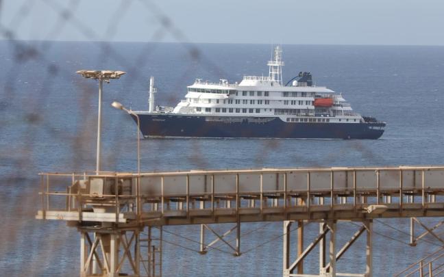 El buque partió originalmente de Ushuaia, Argentina, el pasado 20 de marzo. Recientemente, tras el brote de hantavirus, estuvo fondeado en Cabo Verde.