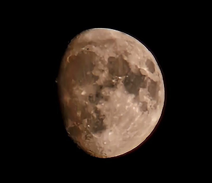 La Luna, captada con un teléfono móvil.